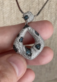 Větší stříbrný přívěs modré diamanty krásný